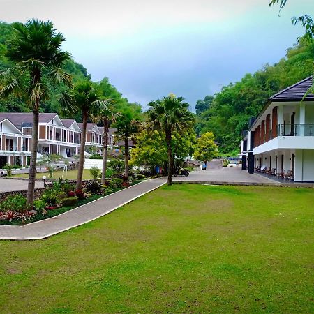 Zuri Resort Cipanas Puncak Esterno foto