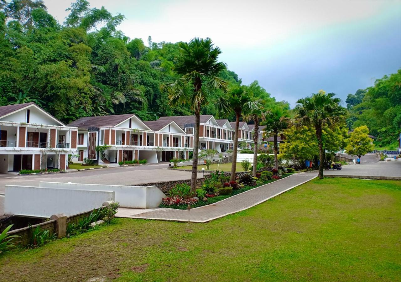 Zuri Resort Cipanas Puncak Esterno foto