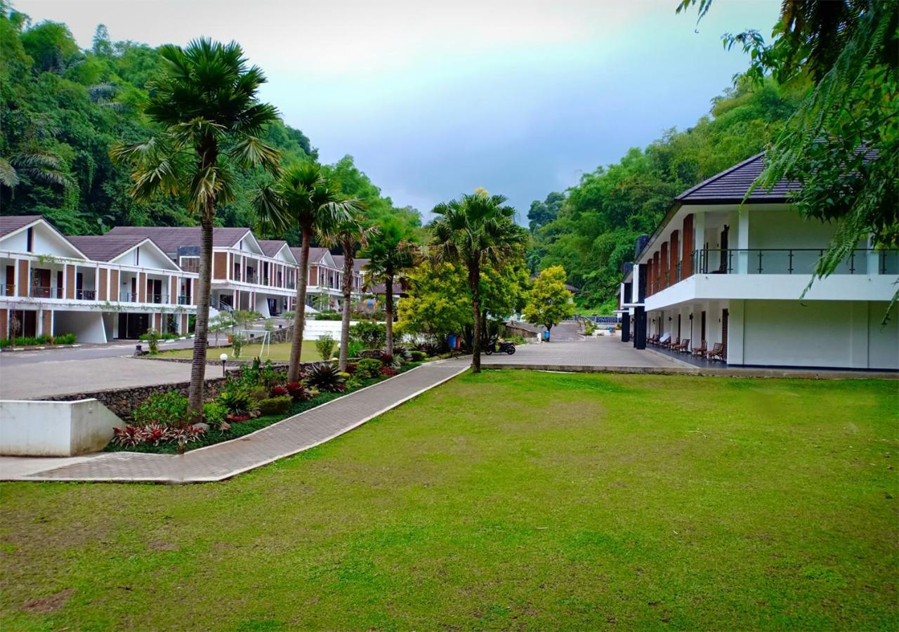 Zuri Resort Cipanas Puncak Esterno foto