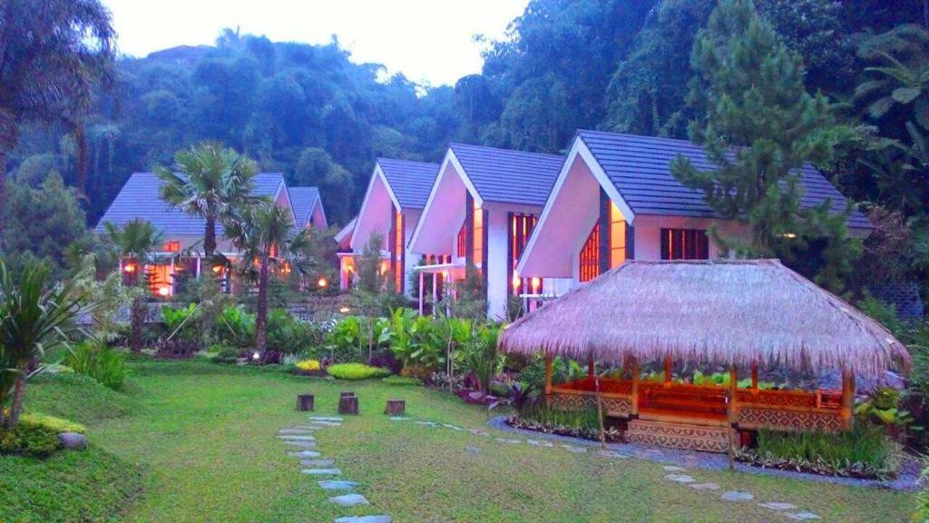 Zuri Resort Cipanas Puncak Esterno foto